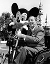 Walt Disney na jedné z posledních fotografií z roku 1966.