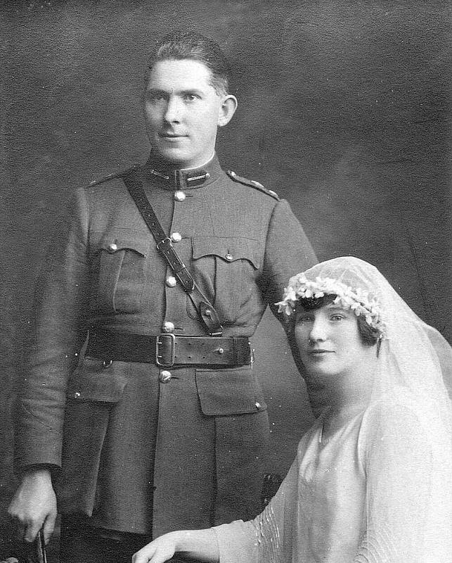 Po propuštění z cely smrti se Seán MacEoin oženil se svou snoubenkou, zde na svatebním snímku z 21. června 1922