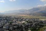 Gjirokastër, otomanské město s typickými břidlicovými střechami, které chrání UNESCO. Přesto se ale řada domů rozpadá.