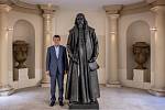 Andrej Babiš se sochou Jana Amose Komenského, kterou chce věnovat Itálii.