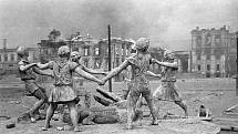 Fontána s názvem Dětský tanec ve zničeném Stalingradu