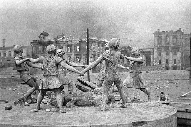 Fontána s názvem Dětský tanec ve zničeném Stalingradu