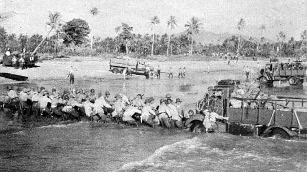 Bitva o ostrov Ambon byla součástí japonské invaze do Nizozemské východní Indie. Na snímku japonské síly při vylodění na ostrově Jáva, který byl centrem kolonie