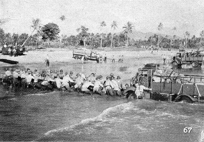 Bitva o ostrov Ambon byla součástí japonské invaze do Nizozemské východní Indie. Na snímku japonské síly při vylodění na ostrově Jáva, který byl centrem kolonie