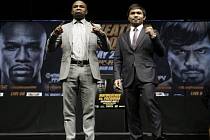 Očekávaný boxerský duel mezi Floydem Mayweatherem (vlevo) a Mannym Pacquiaem přinese rekordní zisk z prodeje vstupenek i nejdražší předplatné za televizní přenos boxu v historii.