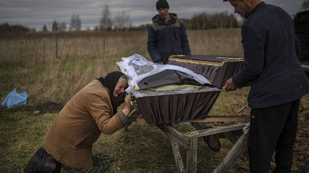Žena u rakve svého syna zabitého 30. března v obci Buča ruskými voják. Snímek byl pořízen 16. dubna 2022 na hřbitově na předměstí Kyjeva.
