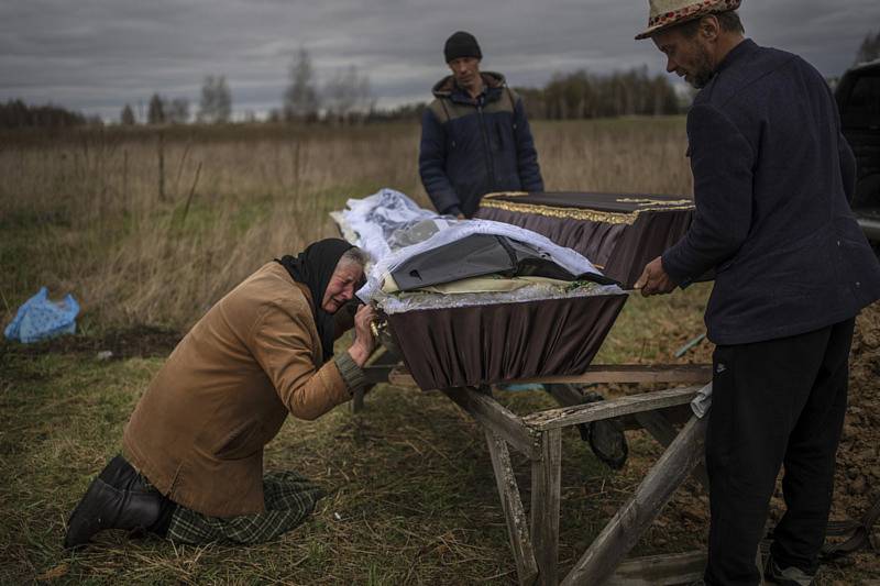 Žena u rakve svého syna zabitého 30. března v obci Buča ruskými voják. Snímek byl pořízen 16. dubna 2022 na hřbitově na předměstí Kyjeva.