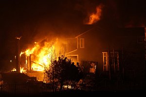 Požár domu v americkém městě Superior u Denveru, 31. prosince 2021.