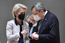 Předsedkyně Evropské komise Ursula von der Leyenová (vlevo) a italský premiér Mario Draghi jednají na summitu EU.