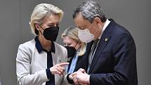 Předsedkyně Evropské komise Ursula von der Leyenová (vlevo) a italský premiér Mario Draghi jednají na summitu EU.