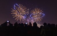 Barevná ohňová podívaná ještě donedávna patřila k tradičním koloritům novoročních oslav v českých městech. Oficiální ohňostroje ovšem v posledních letech čím dál víc radnic ruší