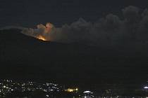 Erupce sopky Mount Lokon v Indonésii.