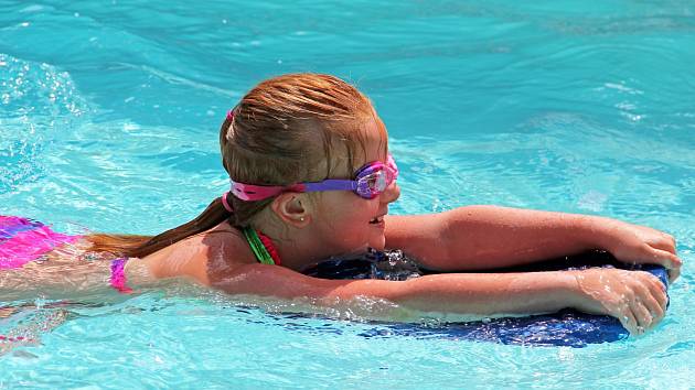 Děti školního věku se chtějí naučit plavat