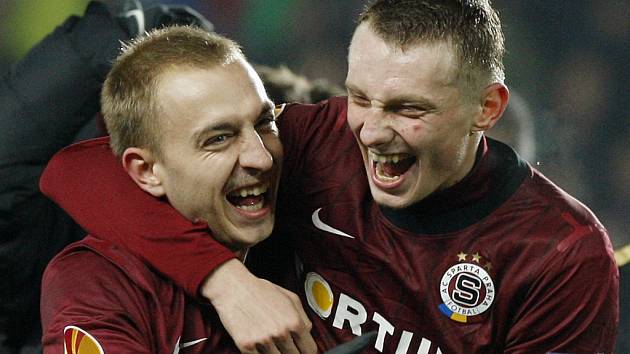 Fotbalisté Sparty Ladislav Krejčí (vpravo) a Jiří Skalák se radují z postupu do vyřazovací fáze Evropské lize.