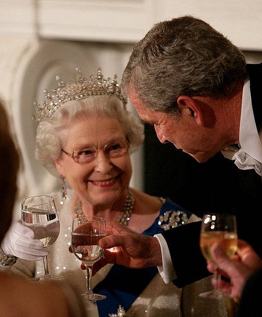 V soukromé kolekci Alžběty II. samozřejmě nechybí korunky. Na setkání s Georgem Bushem zvolila diadém nazvaný Korunka dívek Velké Británie (Girls of Great Britain tiara)
