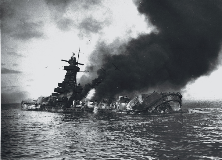 Loď Admiral Graf Spee krátce po zasažení