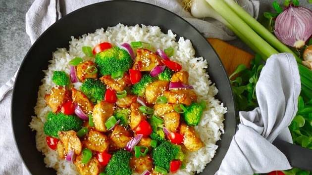 Recept na rýži s kuřecím masem: rychlý oběd, který překvapí chutí a  lehkostí - Pardubický deník