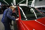 Prodej nových osobních aut v České republice klesá, ojetých aut se naopak prodává stále více.