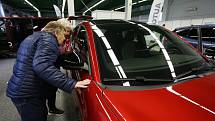 Prodej nových osobních aut v České republice klesá, ojetých aut se naopak prodává stále více.