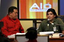 Argentinská fotbalová legenda Diego Maradona (vpravo) během TV pořadu venezuelského prezidenta Huga Chaveze "Alo Presidente". Chavez s radostí naslouchá (vlevo).