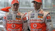 Prezentace nového McLarenu MP4-24 v ústředí stáje v britském Wokingu - Heikki Kovalainen (vlevo) a Lewis Hamilton.