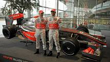 Prezentace nového McLarenu MP4-24 v ústředí stáje v britském Wokingu - Heikki Kovalainen (vlevo) a Lewis Hamilton.