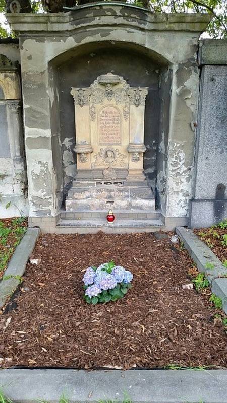 Opravený náhrobek v Chabařovicích.