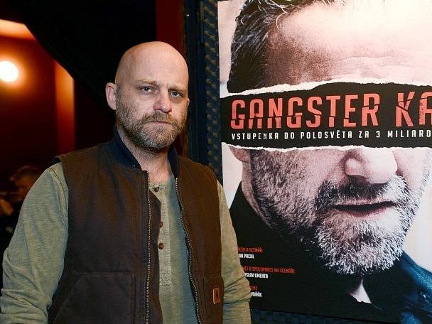 NOVÁ ROLE VE FILMU GANGSTER KA. „Hlavní postava je volně inspirována Radovanem Krejčířem. Takže jedna část se odehrává v Čechách, druhá v Africe, kde Krejčíř rozehrává stejnou hru jako doma,“ říká Hynek Čermák. 