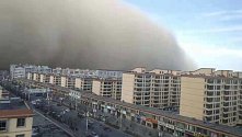 Severozápad Číny zasáhla písečná bouře. Město Čang-jie v provincii Kan-su.
