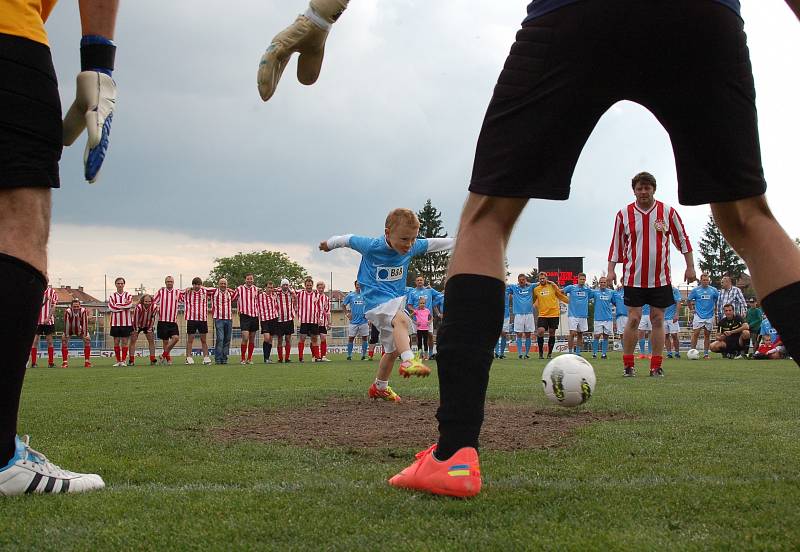 Soutěžní fotogalerie: Exhibiční zápas Houslic z roku 2012, do něhož zasáhli herci a hokejisté