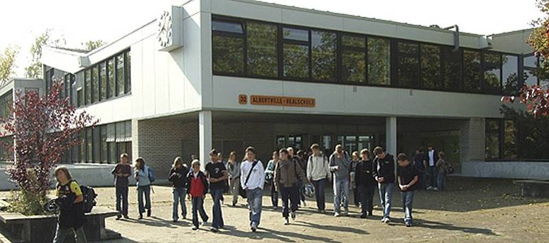 Střelec zabíjel na škole v německém Winnendenu nedaleko Stuttgartu.