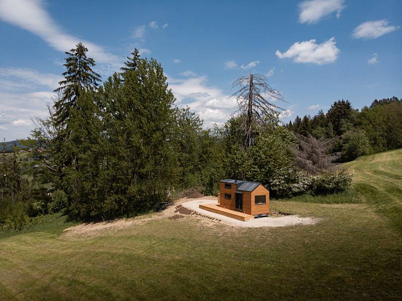 Od maringotky se tiny house odlišuje tím, že má ještě spací loft nahoře