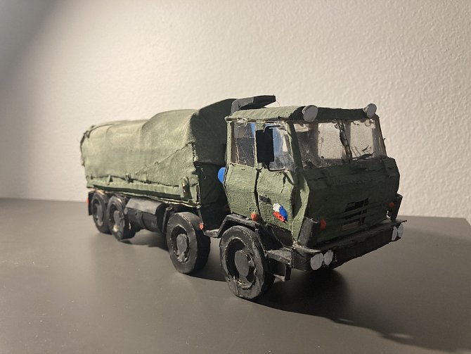 David Slaběňák z krabic od kapesníků vymodeloval i tento skvost - Tatru 815 8x8 používanou Československou lidovou armádou.