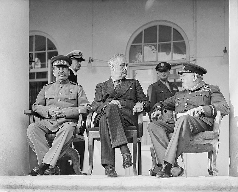 Josif Vissarionovič Stalin, Franklin Delano Roosevelt a Winston Churchill na konferenci Velké trojky v Teheránu v listopadu 1943