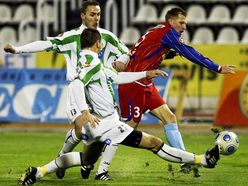 Martin Horáček a Jaroslav Dittrich z Bohemians Praha ( v zelenobílém) se snaží zastavit Petra Čoupka z Brna.