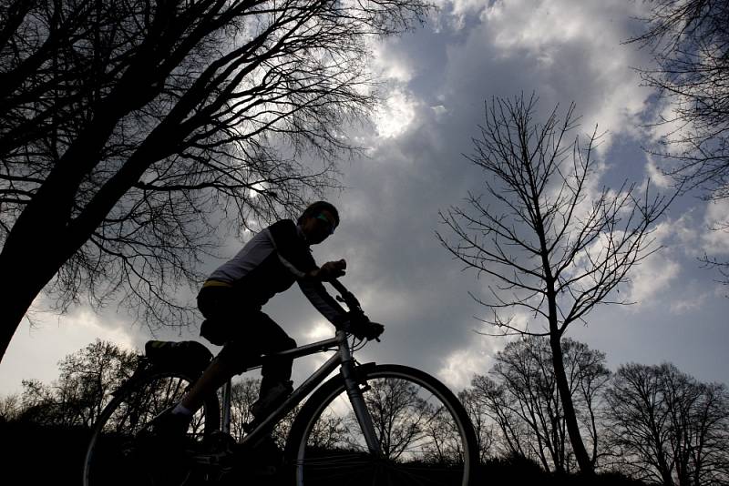 Na zahájení cyklistické sezony se kolaři vydali po stezce z Hradce Králové do Kuksu. 