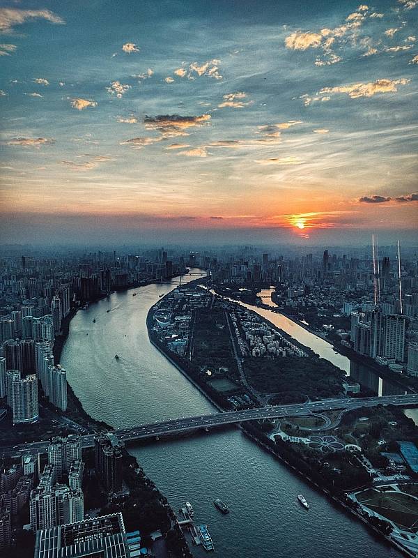 Nejvyšší otáčivá restaurace světa se nachází v mrakodrapu Canton Tower v čínském Kantonu. Dá se z ní spatřit i tento pohled.