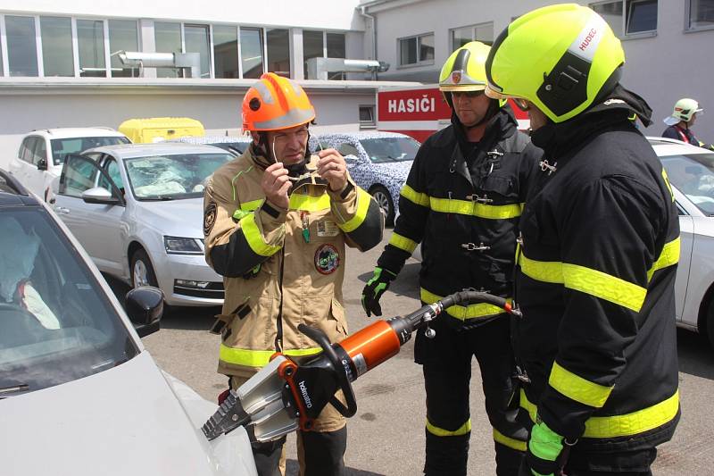 Hasičům radí instruktoři. Účastníci školení pak mají za úkol předávat získané poznatky na domovské stanici