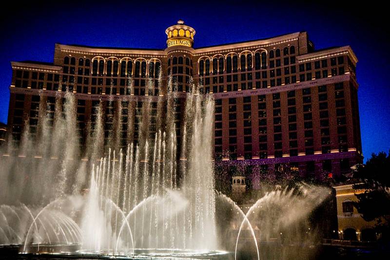 Resort Bellagio patří k nejslavnějším místům na Stripu v Las Vegas. Zdobný interiér je v italském stylu, ovšem nejznámější je soustava fontán ve venkovním areálu, která vytváří unikátní vodní show.