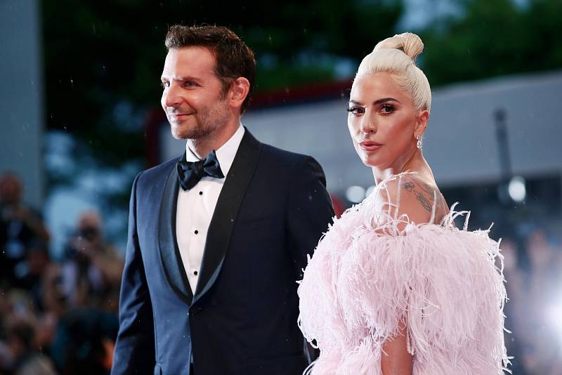 Bradley Cooper a zpěvačka Lady Gaga.