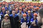 Pracovníci závodu Grodno Azot poslouchají řečníka během stávky v běloruském Grodně, 19. srpna 2020