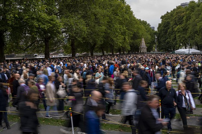 Lidé v Londýně čekají 15. září 2022 ve frontě na rozloučení se zesnulou královnou Alžbětou II.