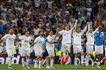 Fotbalisté Realu Madrid se radují z postupu do finále Ligy mistrů.