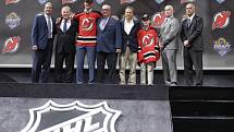 Pavla Zachu (třetí zleva) si v draftu NHL vybralo jako šestého New Jersey.
