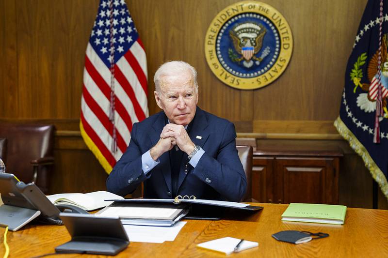 Joe Biden v pracovně venkovského sídla prezidentů USA v Camp Davidu na snímku, který 12. února 2022 umístil Bílý dům na Twitter