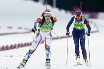 Biatlonistka Gabriela Soukalová (vlevo) předvedla fantastický běžecký výkon i v ženské štafetě v Soči.
