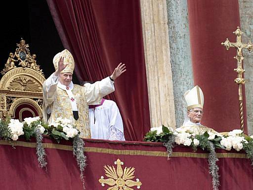 Papež Benedikt XVI. v sobotu ve velikonočním požehnání Městu a světu (Urbi et Orbi) vyzdvihl důležitost Ježíšovy oběti a vyjádřil solidaritu trpícím lidem. 