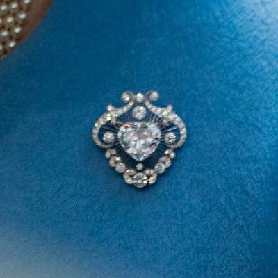 V kolekci šperků Alžběty II. nechybí kusy, do nichž jsou zapracovány slavné diamanty Cullinan. Jeden z nich se nachází ve stejnojmenné broži