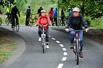Cyklisté projíždějí po nově otevřeném úseku cyklostezky mezi Poličnou a Brankami na Valašskomeziříčsku