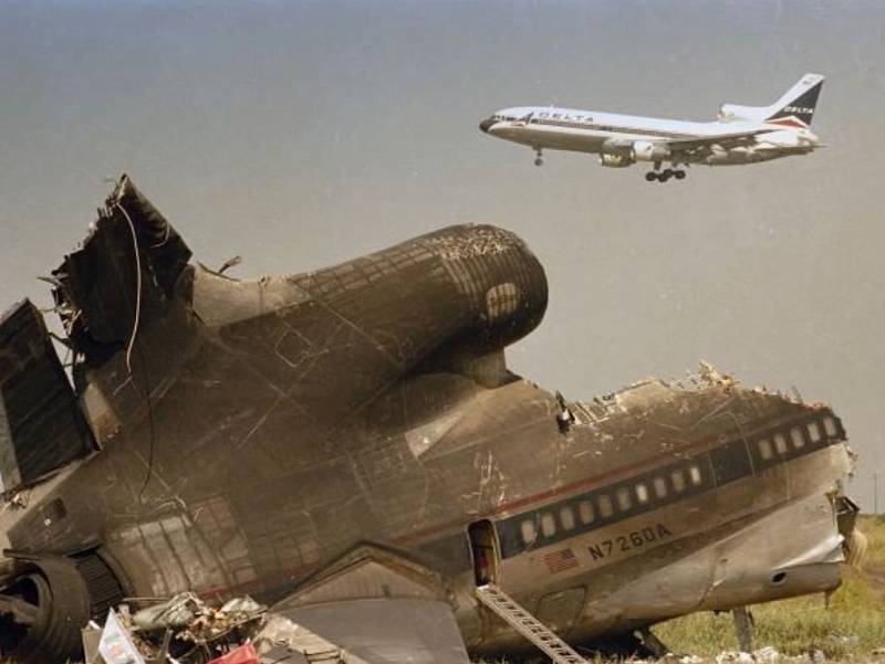 Trosky letadla Delta Air Lines na dallaském letišti